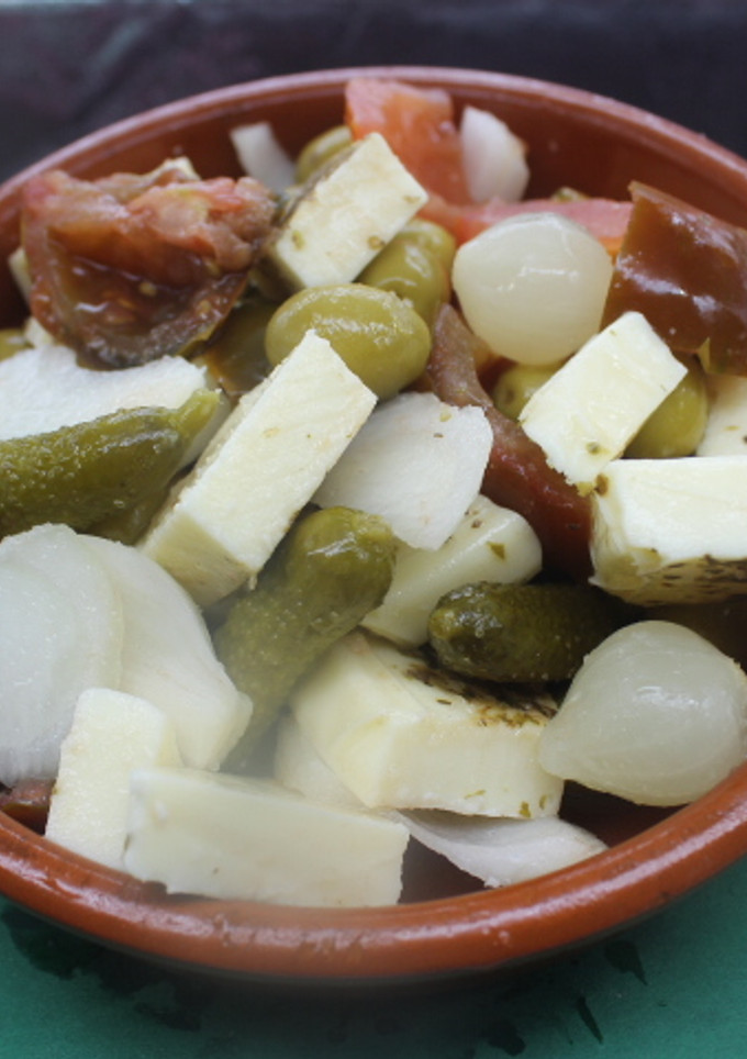 Una foto de Ensalada de tomate negro y queso Provolone con orégano