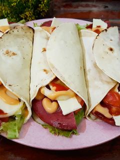 Foto resep TORTILLA isi smoked beef dan sayuran
