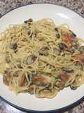 Creamy spaghetti with mussels and mushroom..
