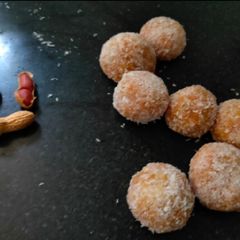 A picture of Peanut ladoo.