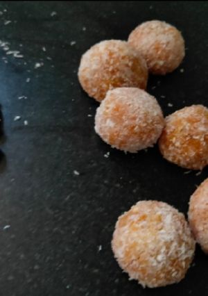 A picture of Peanut ladoo.