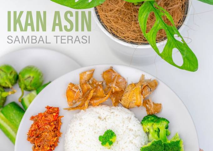 Menu Makan Siang Ikan Asin Kapas dengan Sambal Terasi dan Lalapan