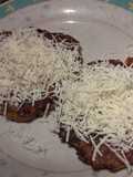 Cachapitas de arroz, plátano y vegetales, coronadas con queso