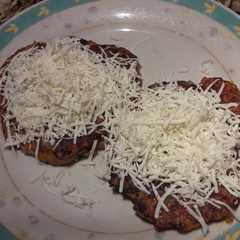Una foto de Cachapitas de arroz, plátano y vegetales, coronadas con queso