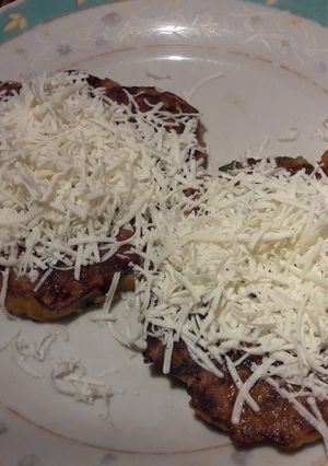 Una foto de Cachapitas de arroz, plátano y vegetales, coronadas con queso