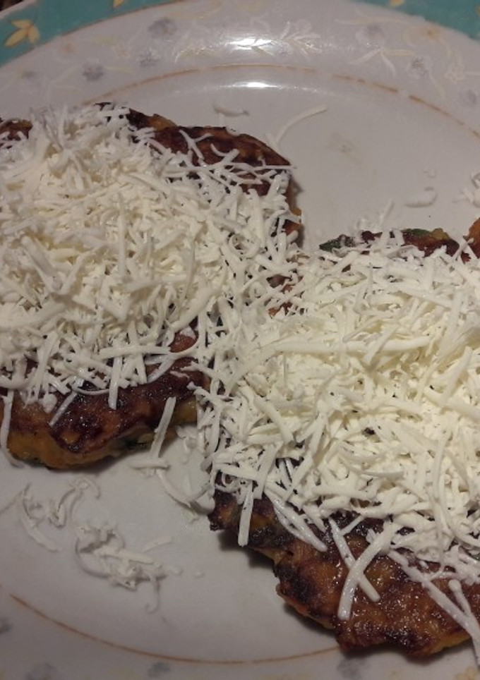 Una foto de Cachapitas de arroz, plátano y vegetales, coronadas con queso