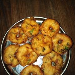 A picture of உளுந்து வடை.
