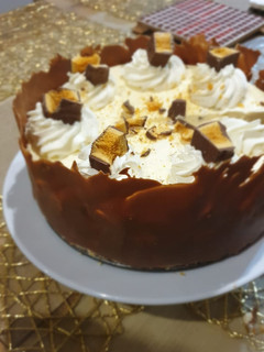 A picture of White chocolate honeycomb cheesecake.