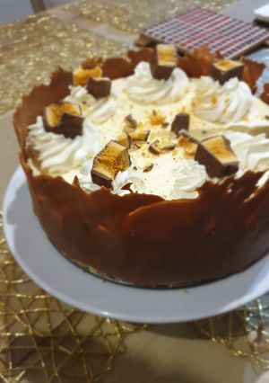 A picture of White chocolate honeycomb cheesecake.