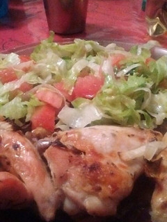 Una foto de Alitas de pollo al horno con ensalada