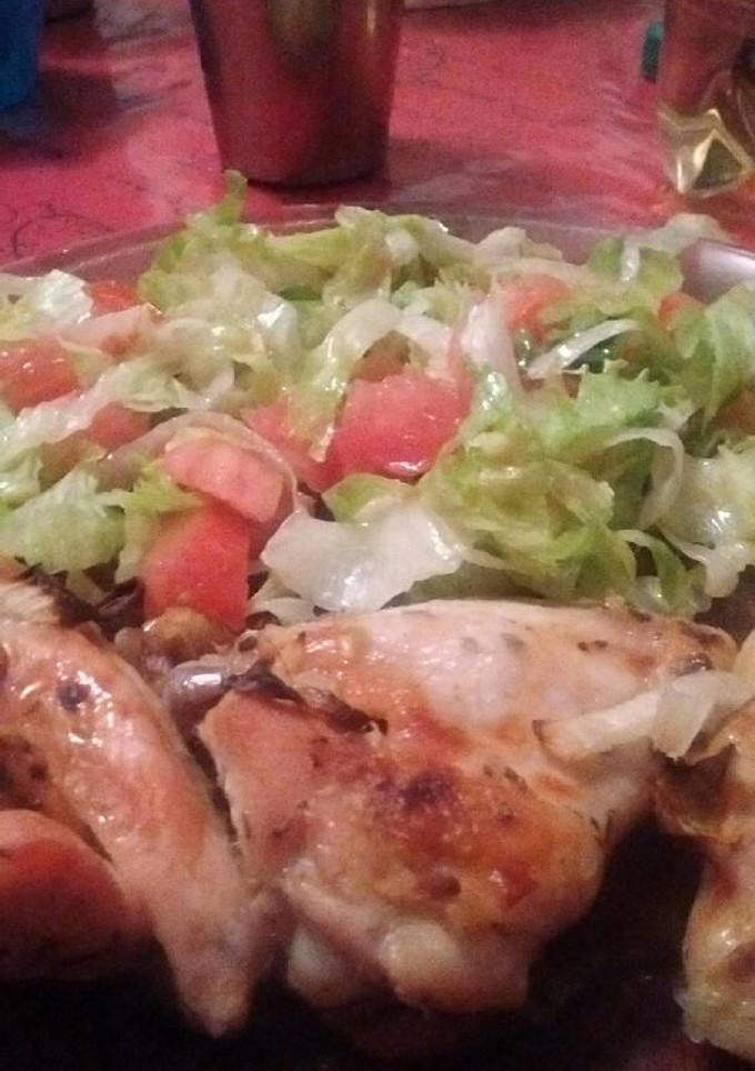 Una foto de Alitas de pollo al horno con ensalada