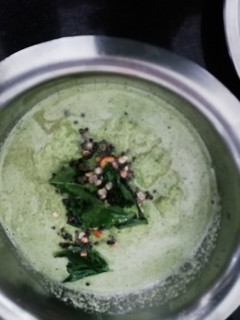 கொத்தமல்லித்தழைச் சட்னி(coriander chutney recipe in tamil) செய்முறை முக்கிய புகைப்படம்