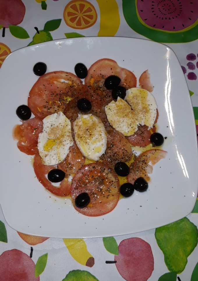 Una foto de Carpaccio de tomate con motsarella marinada con especias