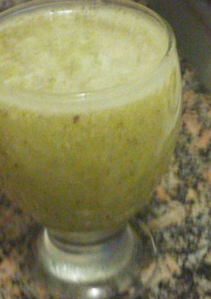 Una foto de Smoothie up de kiwie, zanahoria, y mandarina y jengibre