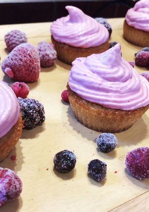 Une photo de Cupcake au glaçage crémeux framboise