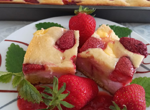 Eper és vaníliapudingos, kavart süti, friss eper öntettel recept fotója