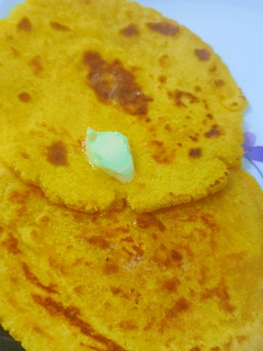 A picture of Makke ki roti 😀.