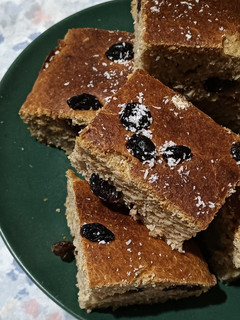 Una foto de Bollo con pasas sultanas y coco rallado