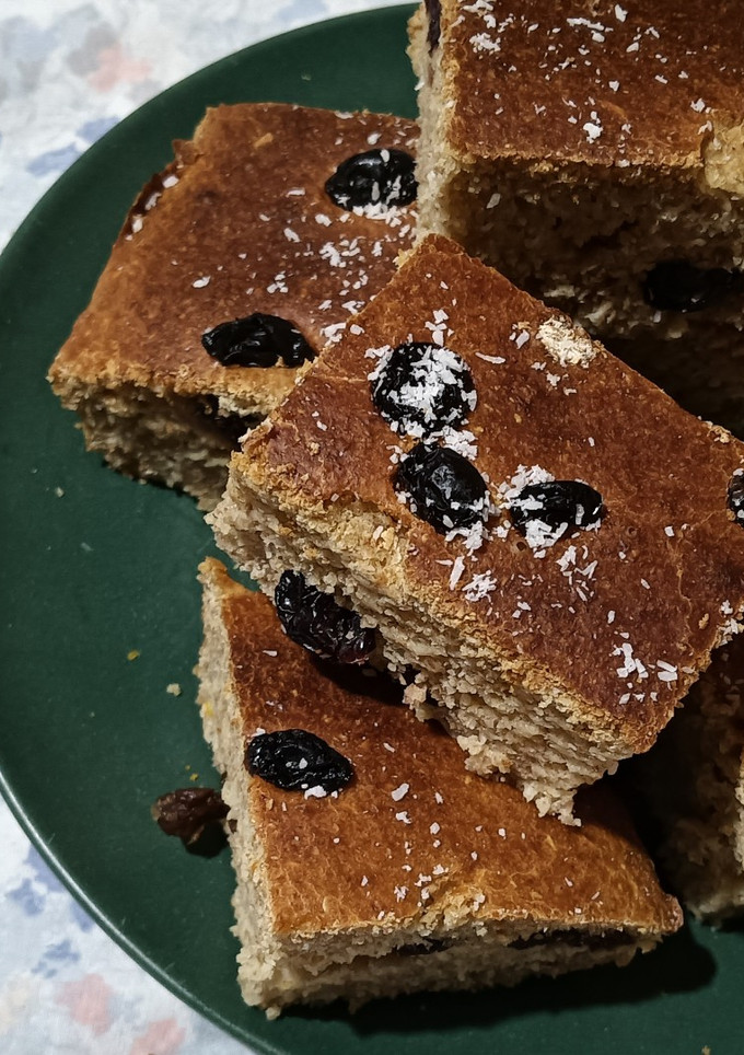 Una foto de Bollo con pasas sultanas y coco rallado