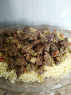 Una foto de Cuscus con carne de ternera y verduras