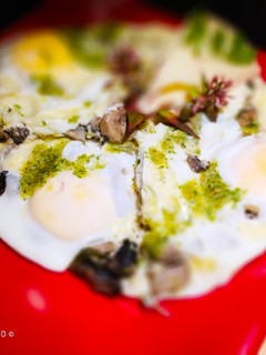 Una foto de Huevos Keto con Champiñones y Pesto de Perejil