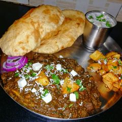 A picture of Chole bhature.