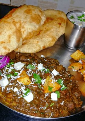 A picture of Chole bhature.