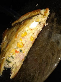 Una foto de Tarta de pollo con choclo jamón y queso