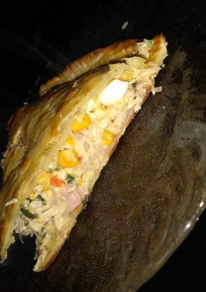 Una foto de Tarta de pollo con choclo jamón y queso