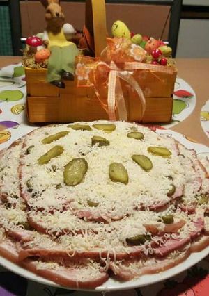 Sajtos-uborkás sonkatorta recept fotója
