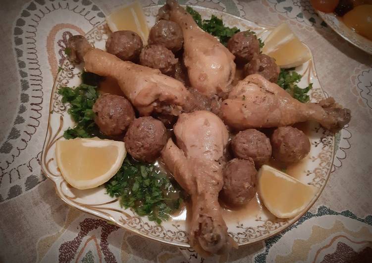 Voici la recette Tajine de poulet aux boulettes de viande hachée 🍴 Délicieux garanti