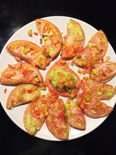 Una foto de Nigris de tomate y guacamole