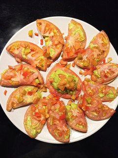 Una foto de Nigris de tomate y guacamole