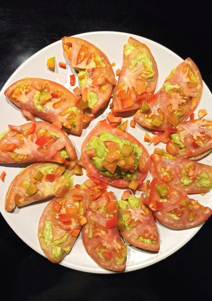 Una foto de Nigris de tomate y guacamole
