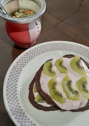 Una foto de Waffles de chocolate con topping de limón y coco, sin azúcar