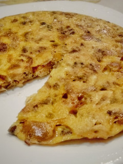 Una foto de Tortilla de codillo y pollo