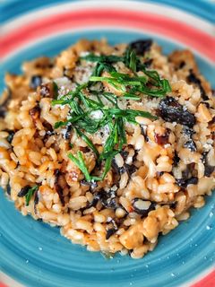 Una foto de Risotto de pollo y trompetas de la muerte