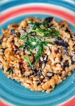 Una foto de Risotto de pollo y trompetas de la muerte