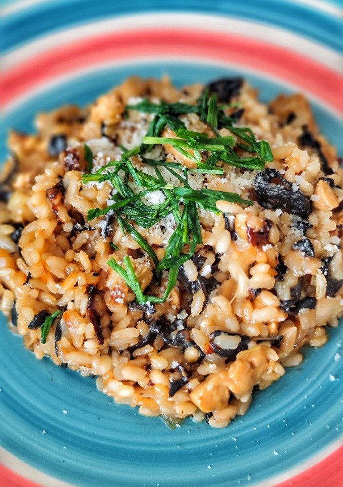 Una foto de Risotto de pollo y trompetas de la muerte