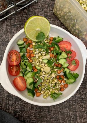 ફણગાવેલા મગ ચણા અને વેજીટેબલ સલાડ (Sprouts Moong Chana veg Salad Recipe in Gujarati) રેસીપી મુખ્ય ફોટો