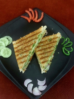 વેજીટેબલ ગ્રીલ્ડ સેન્ડવીચ (Vegetable Grilled Sandwich Recipe In Gujarati) રેસીપી મુખ્ય ફોટો