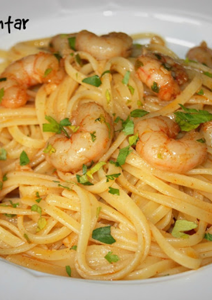 Una foto de Tallarines con gambas al ajillo