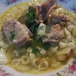 Sopa de costillas con fideos y papas