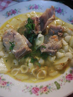 Una foto de Sopa de costillas con fideos y papas