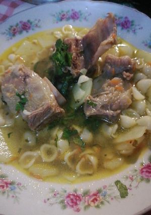 Una foto de Sopa de costillas con fideos y papas