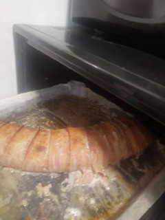 Una foto de Rulo de carne picada almendras relleno de jamón queso y bacon