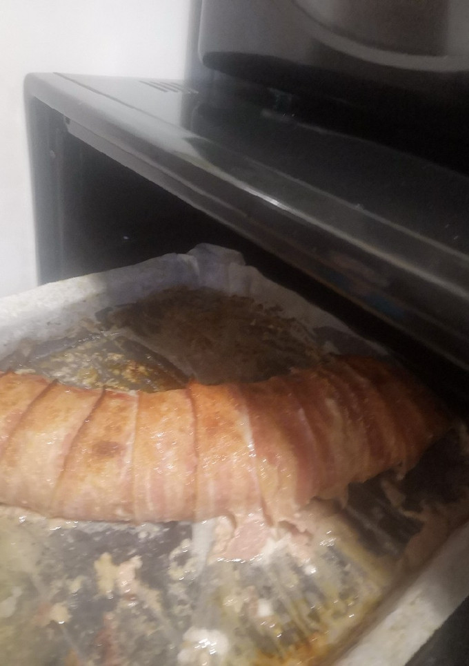 Una foto de Rulo de carne picada almendras relleno de jamón queso y bacon