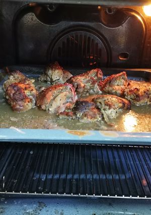 Una foto de Exquisito pavo al horno en cama de cebollas