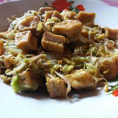 A picture of Tumis sawi putih campur tauge tahu.