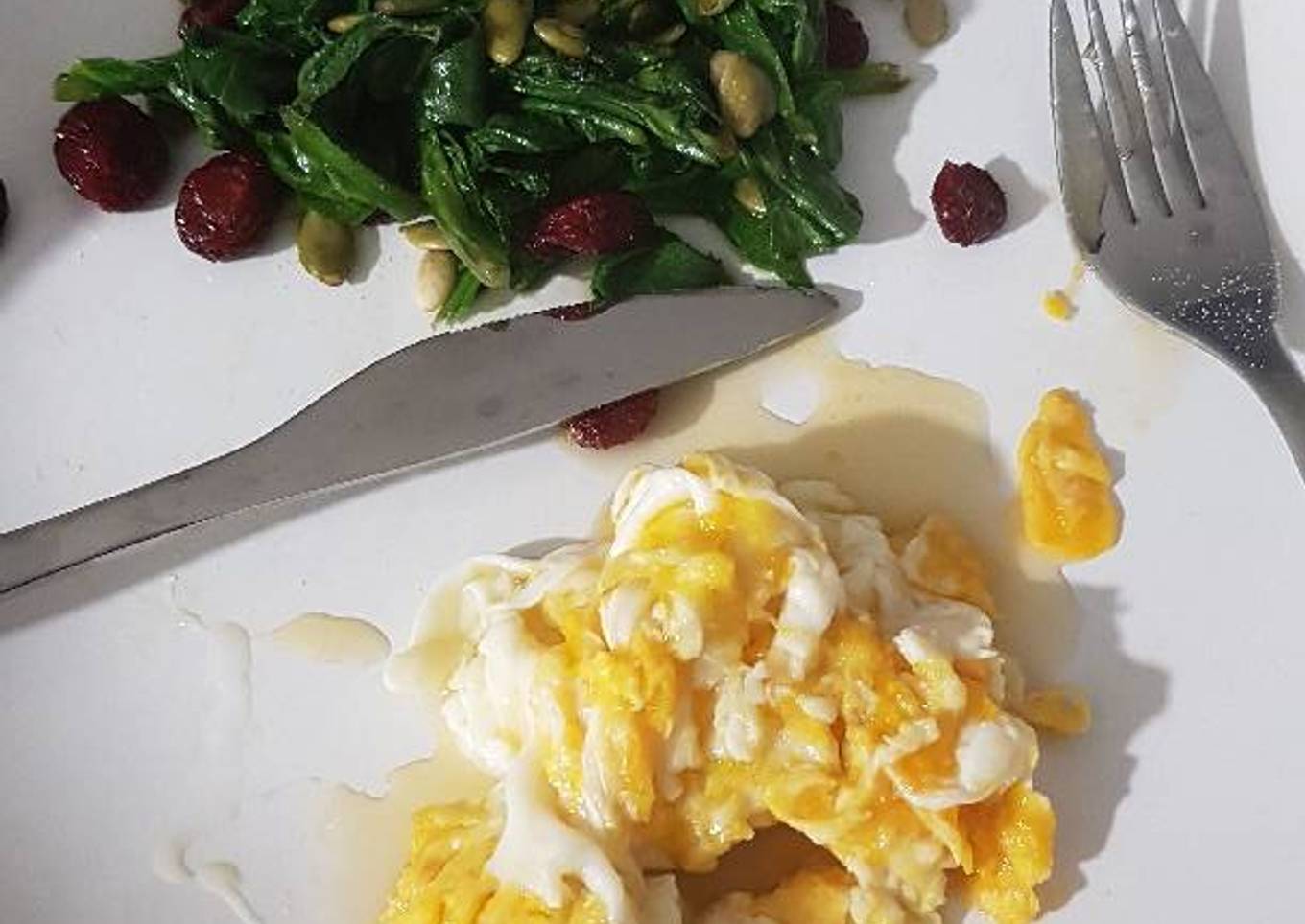 Acelgas con huevos revueltos y miel